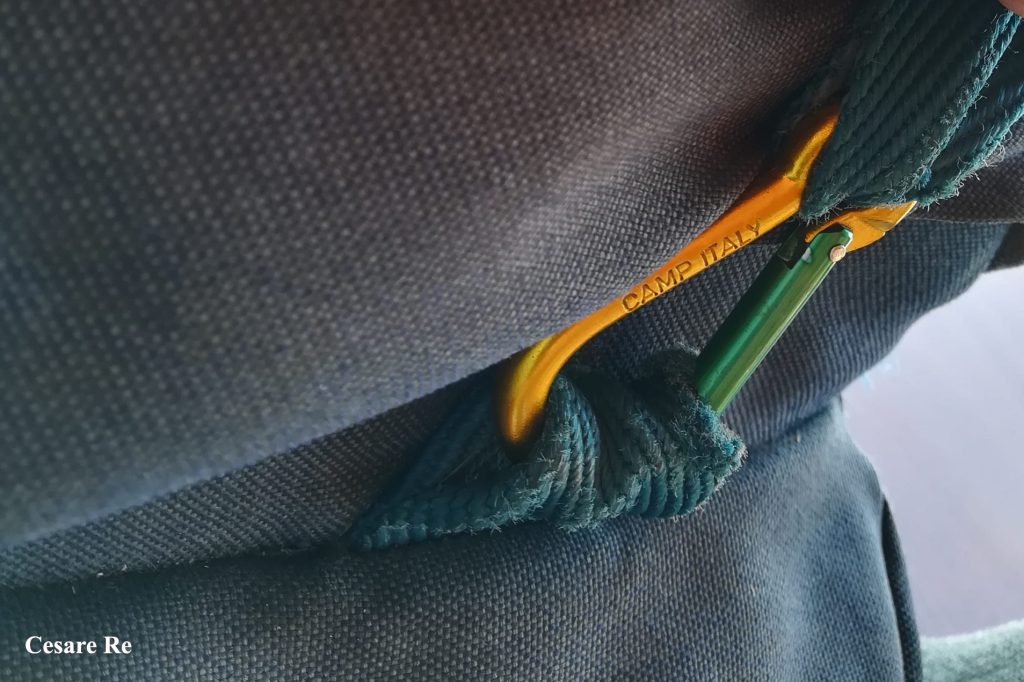 Ho sostituito i ganci di plastica, tra tracolla e borsa, con dei moschettoni robusti e sicuri. Se avete la borsa in spalla e si stacca la tracolla…