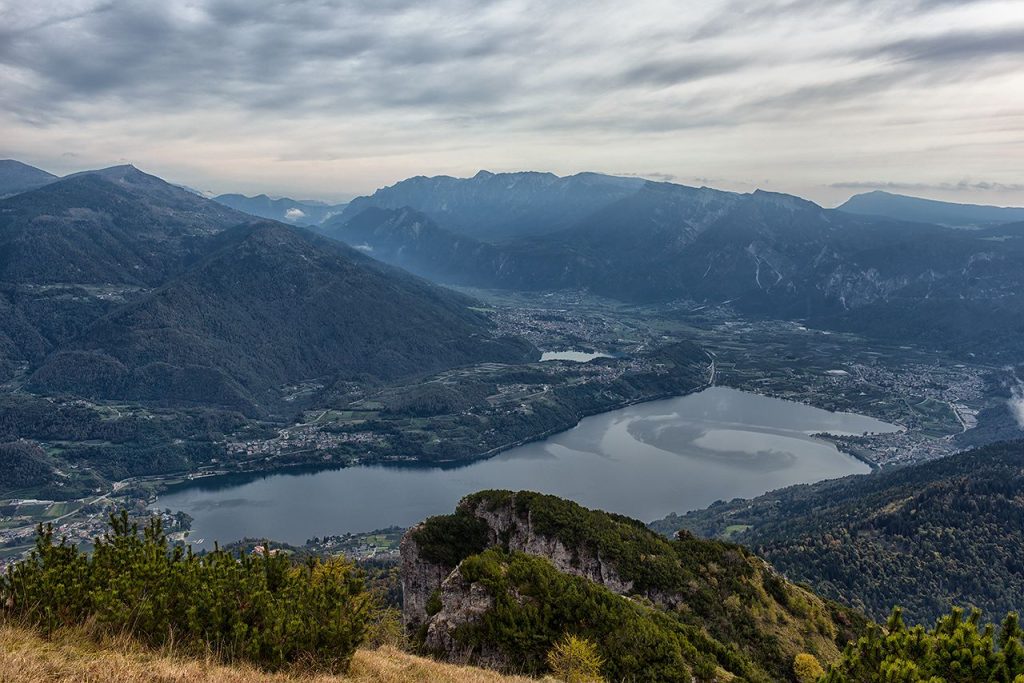 I laghi di Caldonazzo e Levico dalla vetta della Marzola. Foto Roberto Carnevali