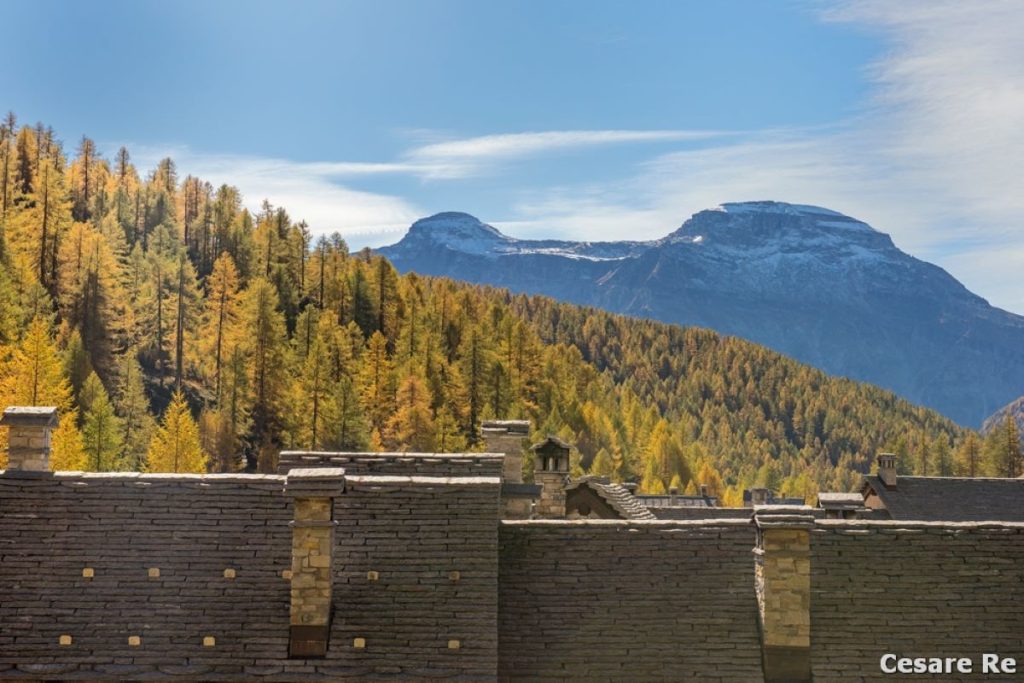 I tetti di Crampiolo e il Gruppo del Cistella. Foto Cesare Re