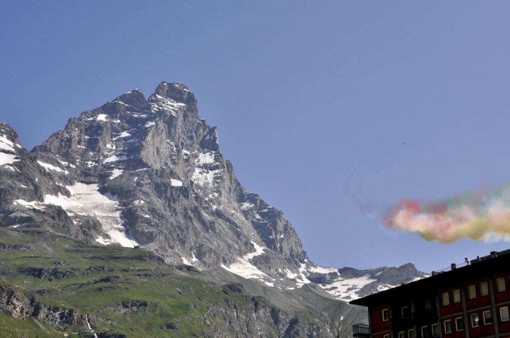 Il Cervino sembra osservare dall