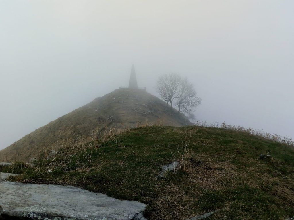 Il Monte Palanzone avvolto dalla nebbia. Foto Ettore Pettinaroli
