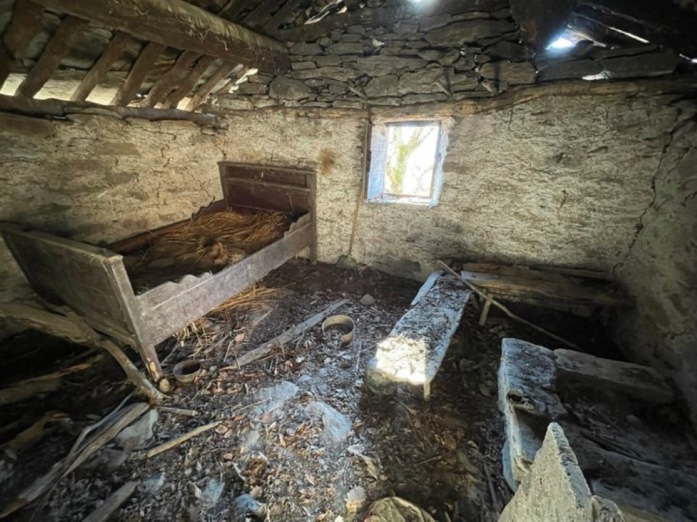 Il focolare posto al centro della stanza parla degli abitanti e del loro sedersi attorno a cercare il tepore del fuoco, foto M. Comi