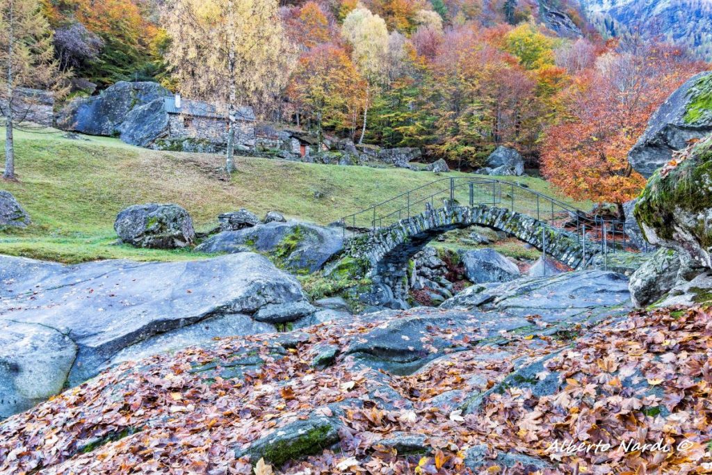 Il ponte di pietra di Puntid. Foto Alberto Nardi