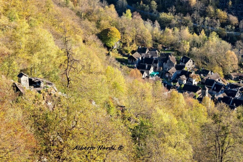 Il villaggio di Foroglio visto dal sentiero per la Val Calnegia. Foto Alberto Nardi