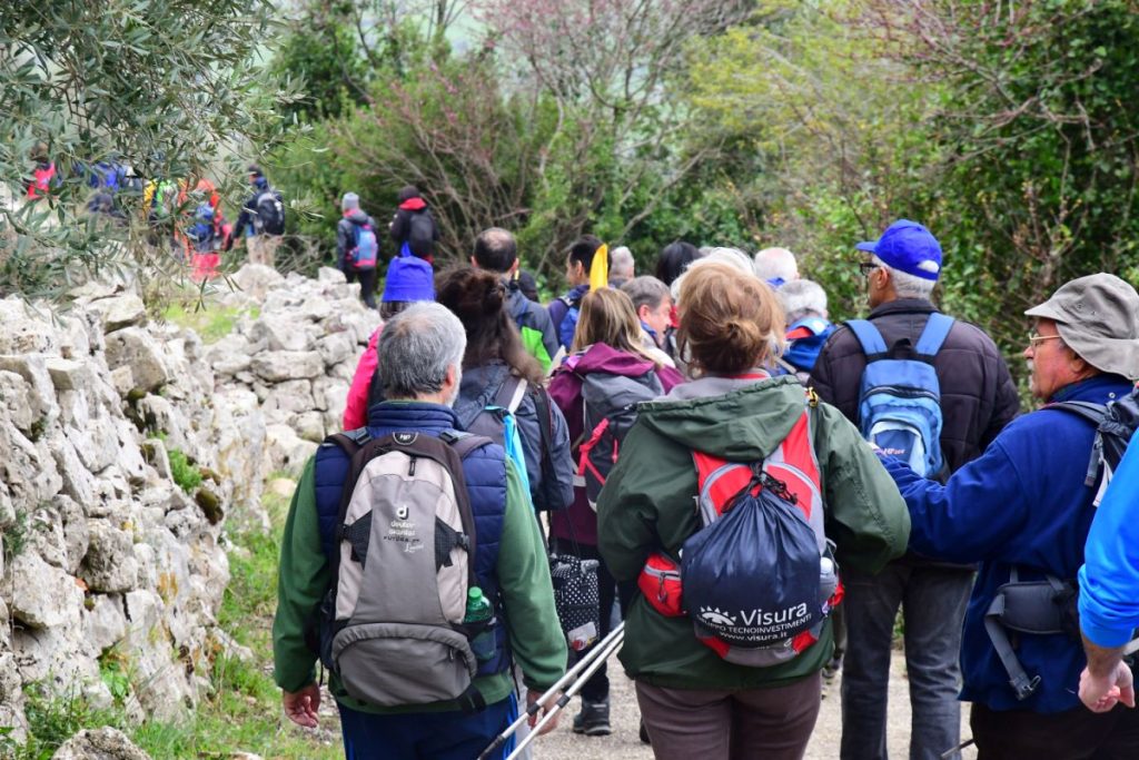 In coda sulla Francigena del Sud. Per fortuna la scena non si ripete spesso