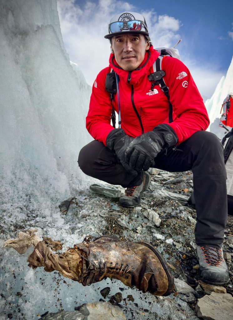 Jimmy Chin sul luogo del ritrovamento. Foto National Geographic, Erich Roepke