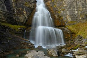 La Cascata dell'Inferno, lungo la strada di accesso per il Devero. Foto Cesare Re