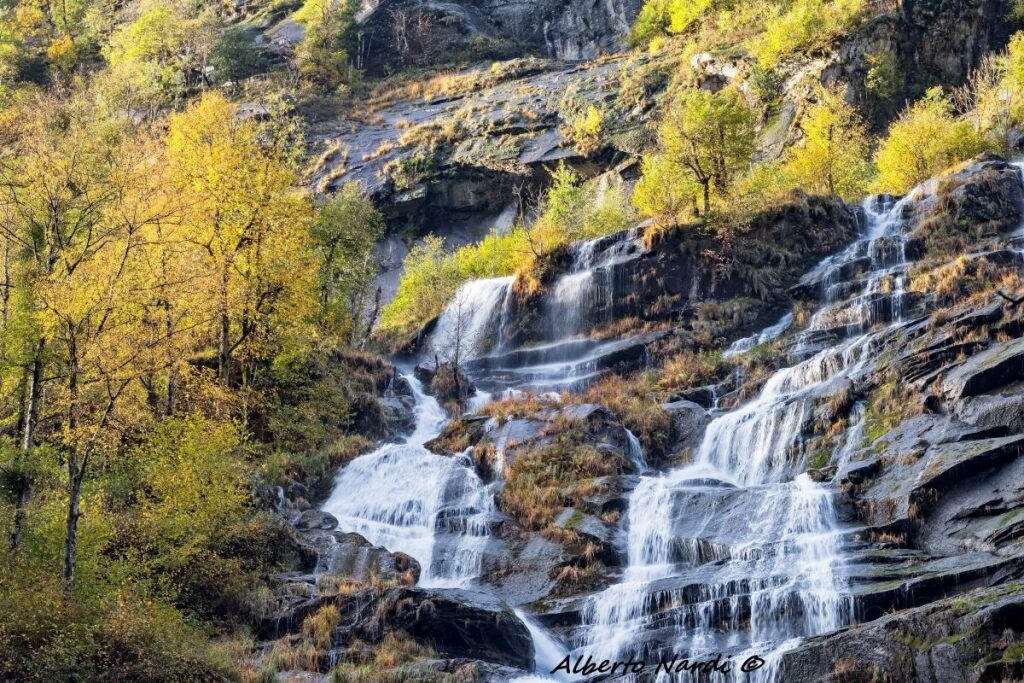 La Cascata di Mondada (denominata anche Cascata di Cranzünasc). Si getta nel torrente Bavona. Foto Alberto Nardi