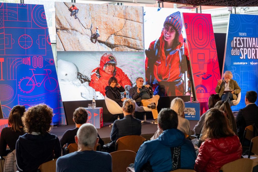 https://www.montagna.tv/wp-content/uploads/2024/10/La-Destivelle-sul-palco-del-Festival-dello-Sport-di-Trento.jpg