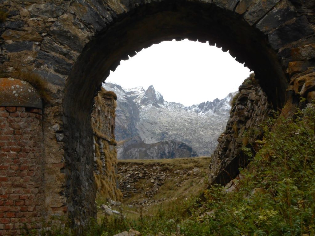 La Rocca della Bastera dal fossato del Forte Centrale. Foto Lorenzo Volpe