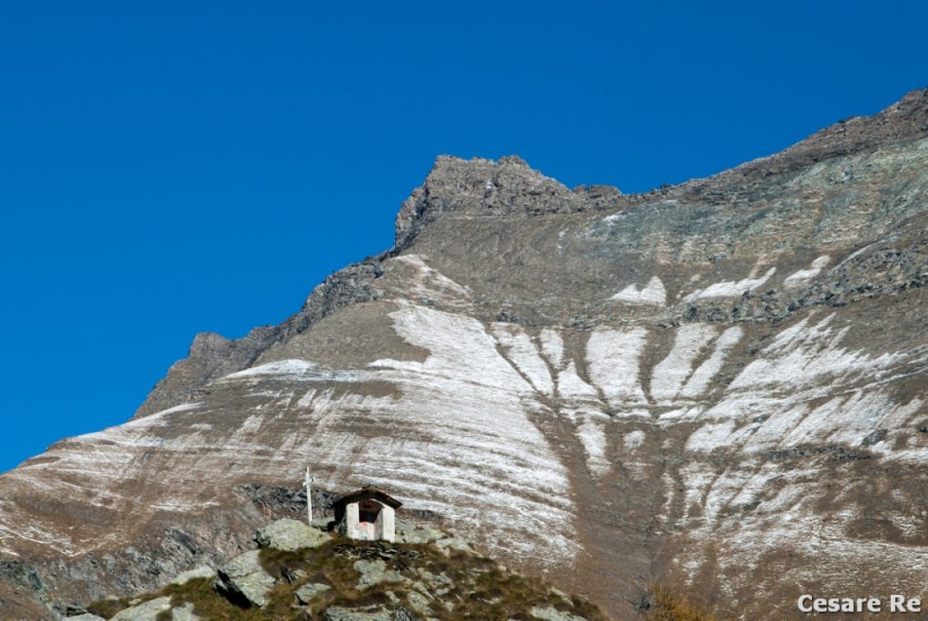 La cappella sulla cima del Monte Fautenio. Foto Cesare Re
