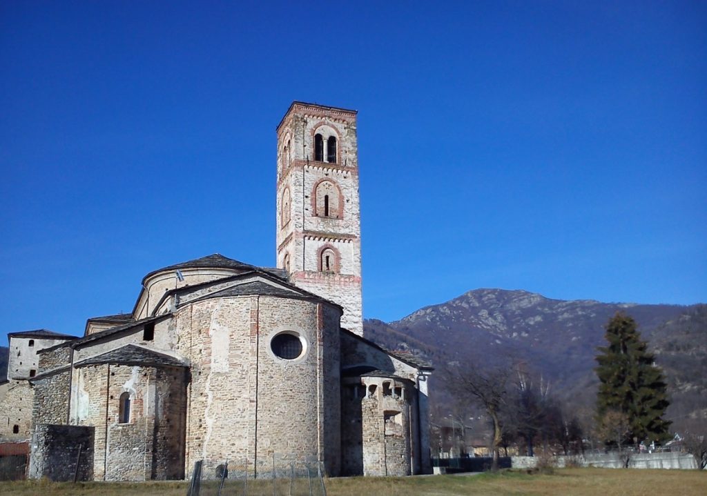 La chiesa abbaziale di Villar e il Monte San Bernardo. Foto Lorenzo Volpe