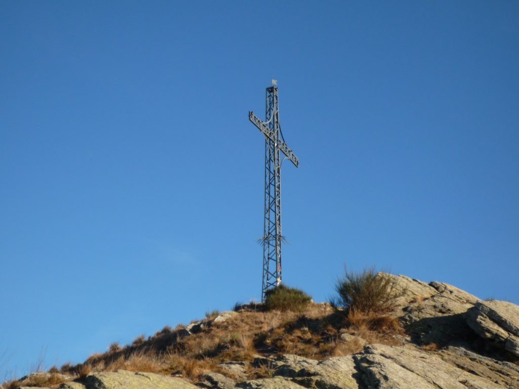 La croce di vetta del Monte San Bernardo. Foto Lorenzo Volpe