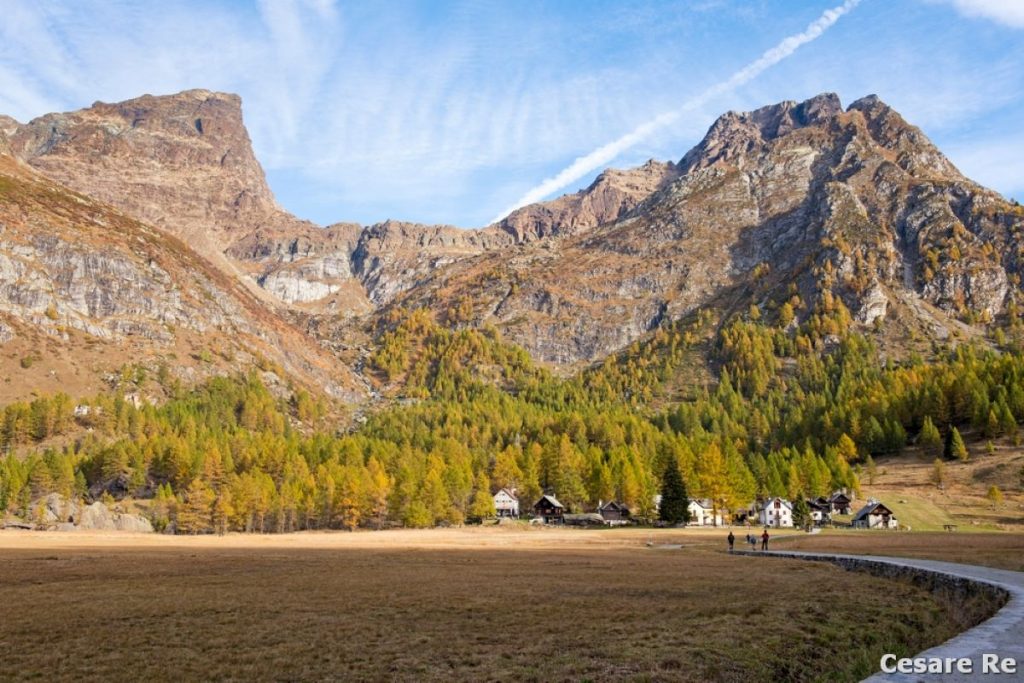 La piana di Devero, con la Punta della Rossa, a sinistra. Foto Cesare Re