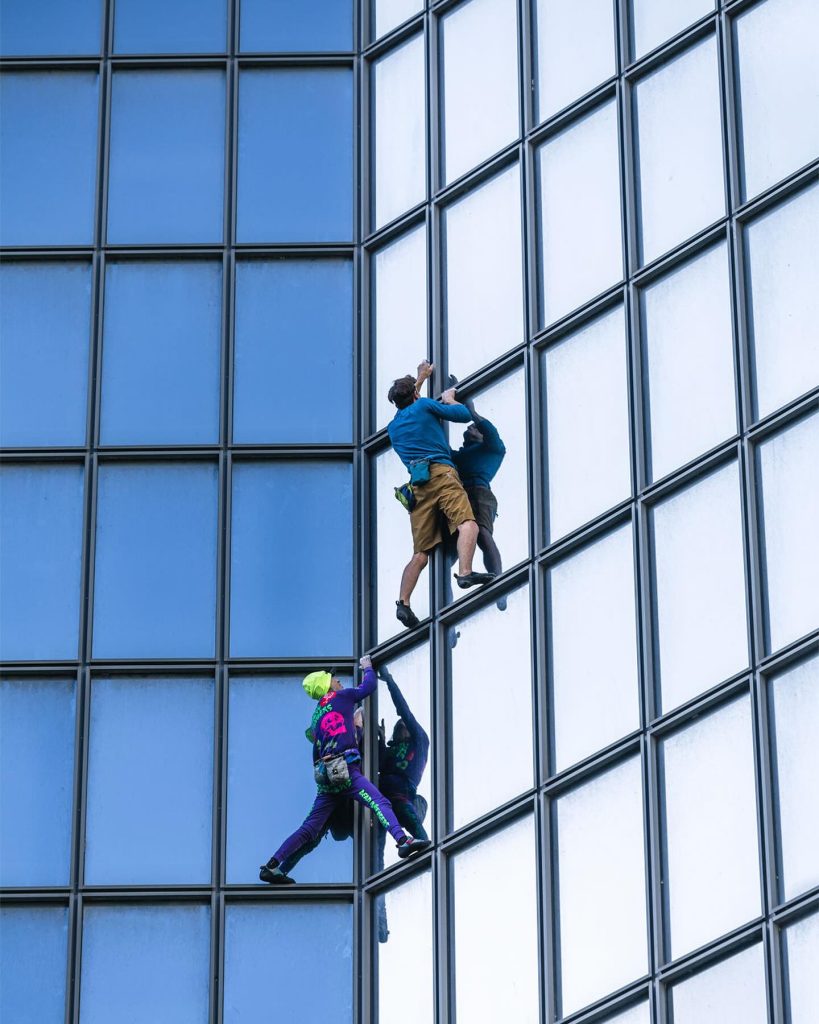 La recente scalata sul grattacielo Tour Tolal a Parigi. FB Seb Bouin