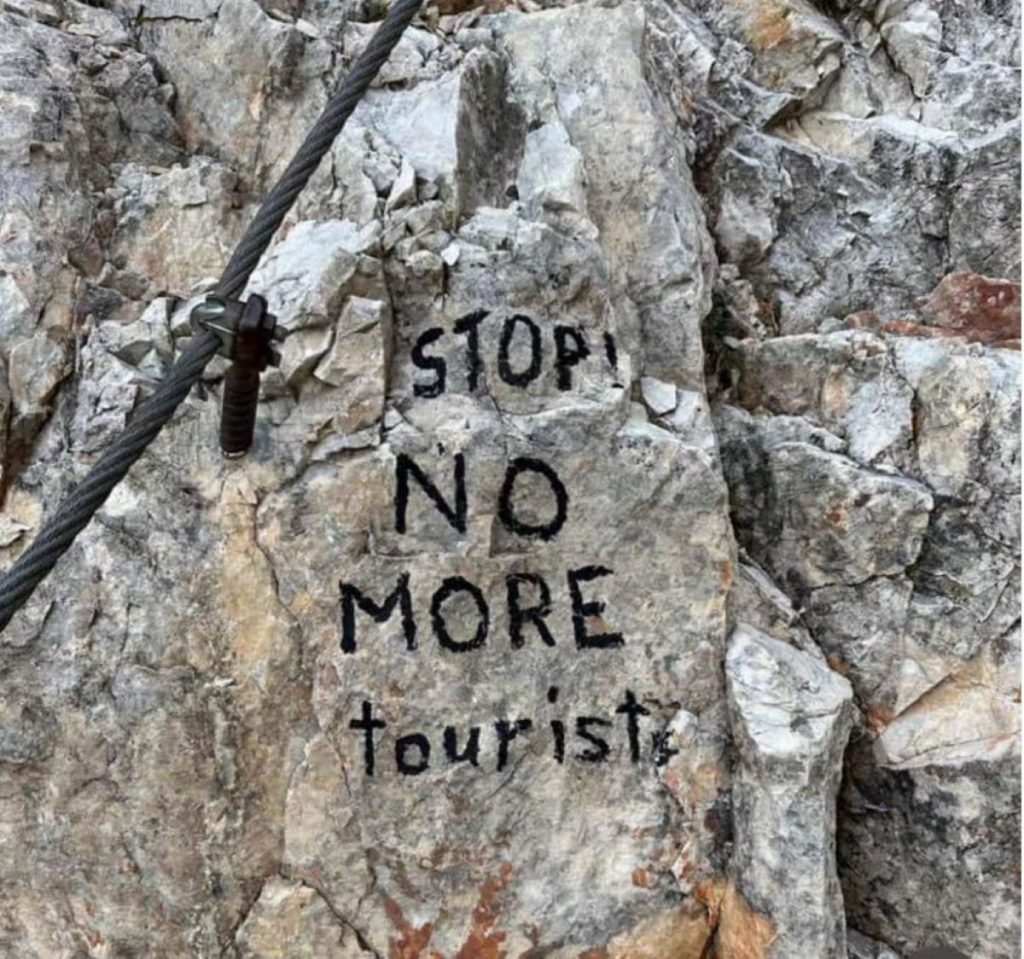 La scritta apparsa in agosto in Val Badia. Foto IG occhio_del_gigiat , Carlo Alberto Zanella