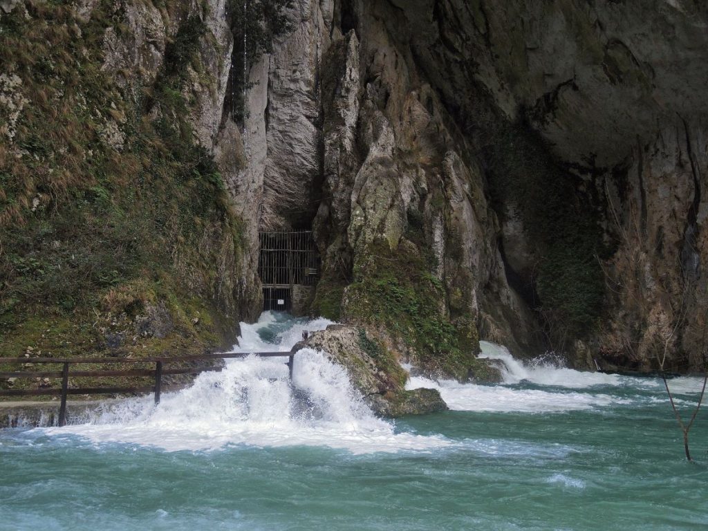 La sorgente di Equi in piena.