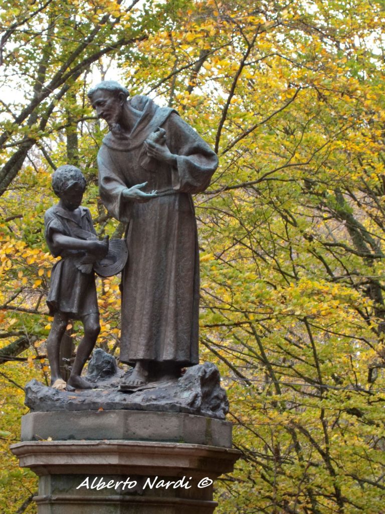 La statua di San Francesco presso La Verna. Foto Alberto Nardi