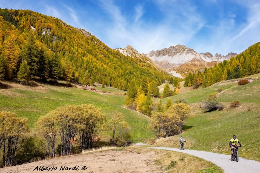La strada che collega il villaggio di Souliers al Lac de Roue. Foto Alberto Nardi