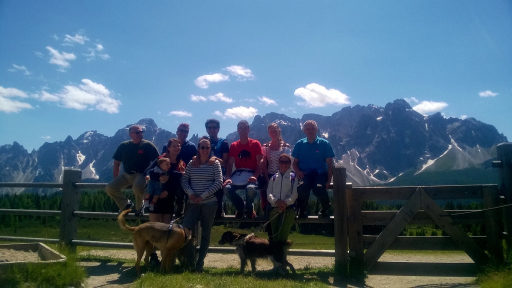 La troupe di Un Passo dal Cielo con Paola Gigliotti e Francesco Coscia. Foto Archivio Paola Gigliotti