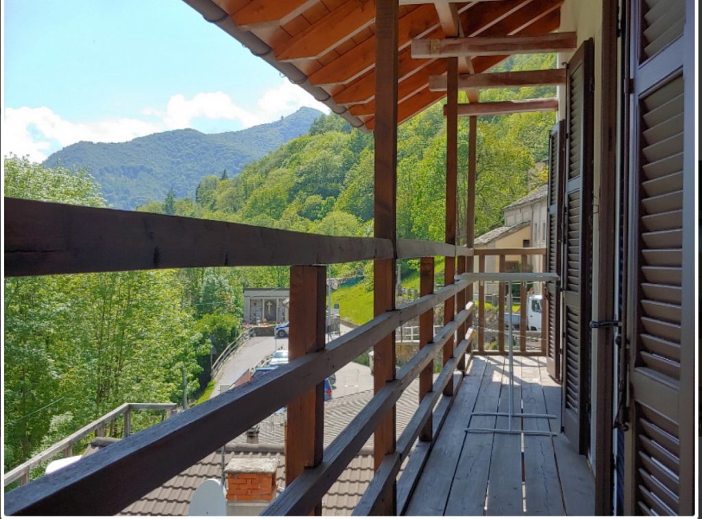 La vista da uno dei balconi dell