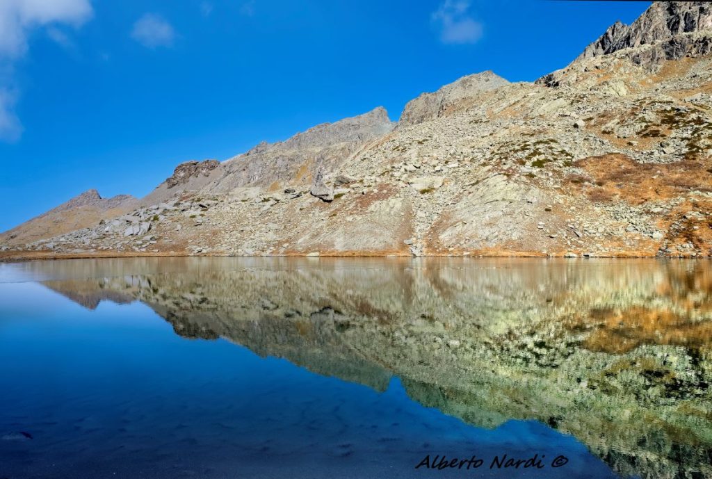 Lac Lestio (2520 m), nella Réserve Naturelle Nationale de Ristolas-Mont Viso. Foto Alberto Nardi