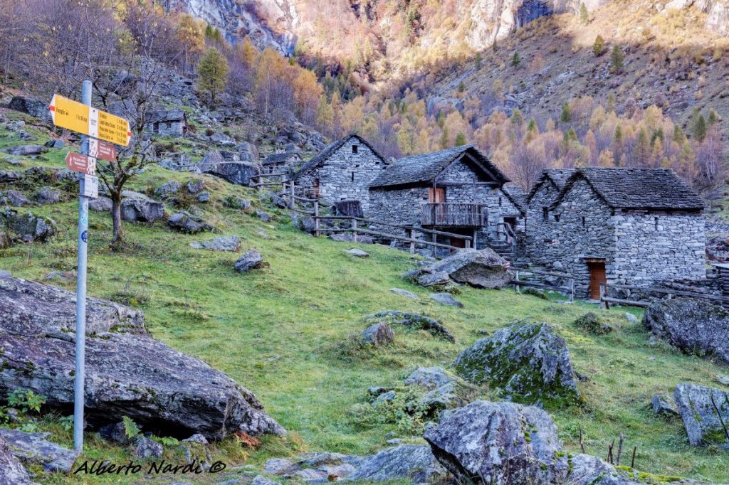 Le case di Calnegia. Foto Alberto Nardi