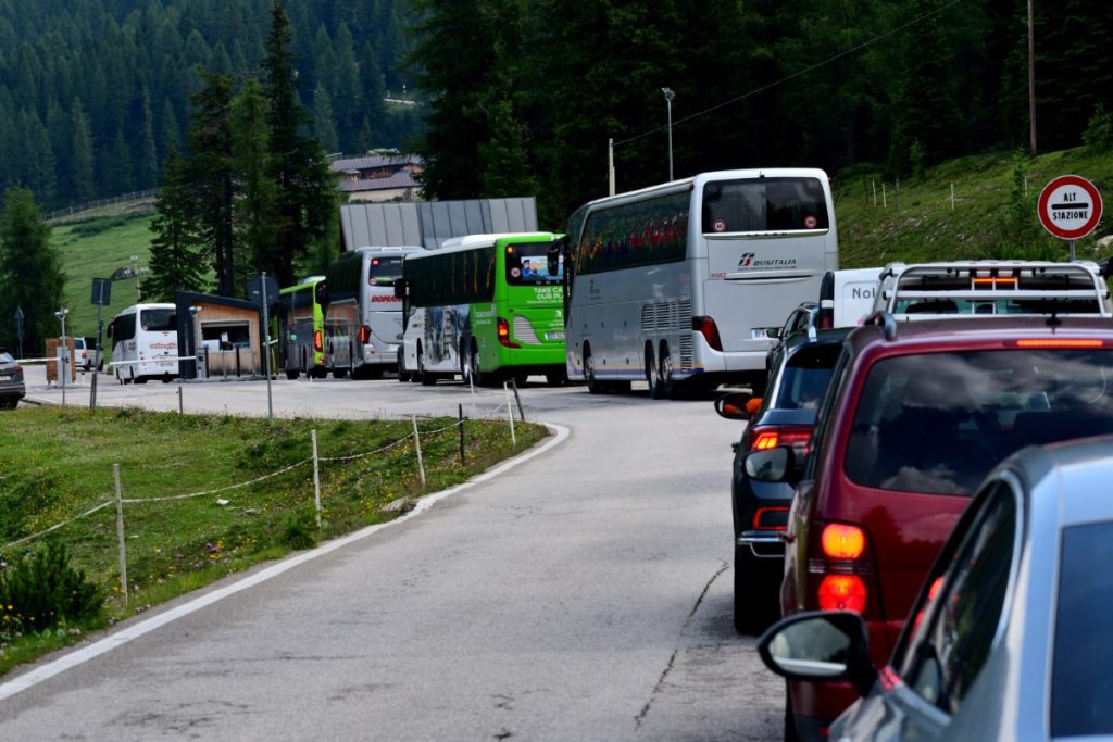 Luglio 2024, ingorgo sulla strada delle Tre Cime, foto Stefano Ardito