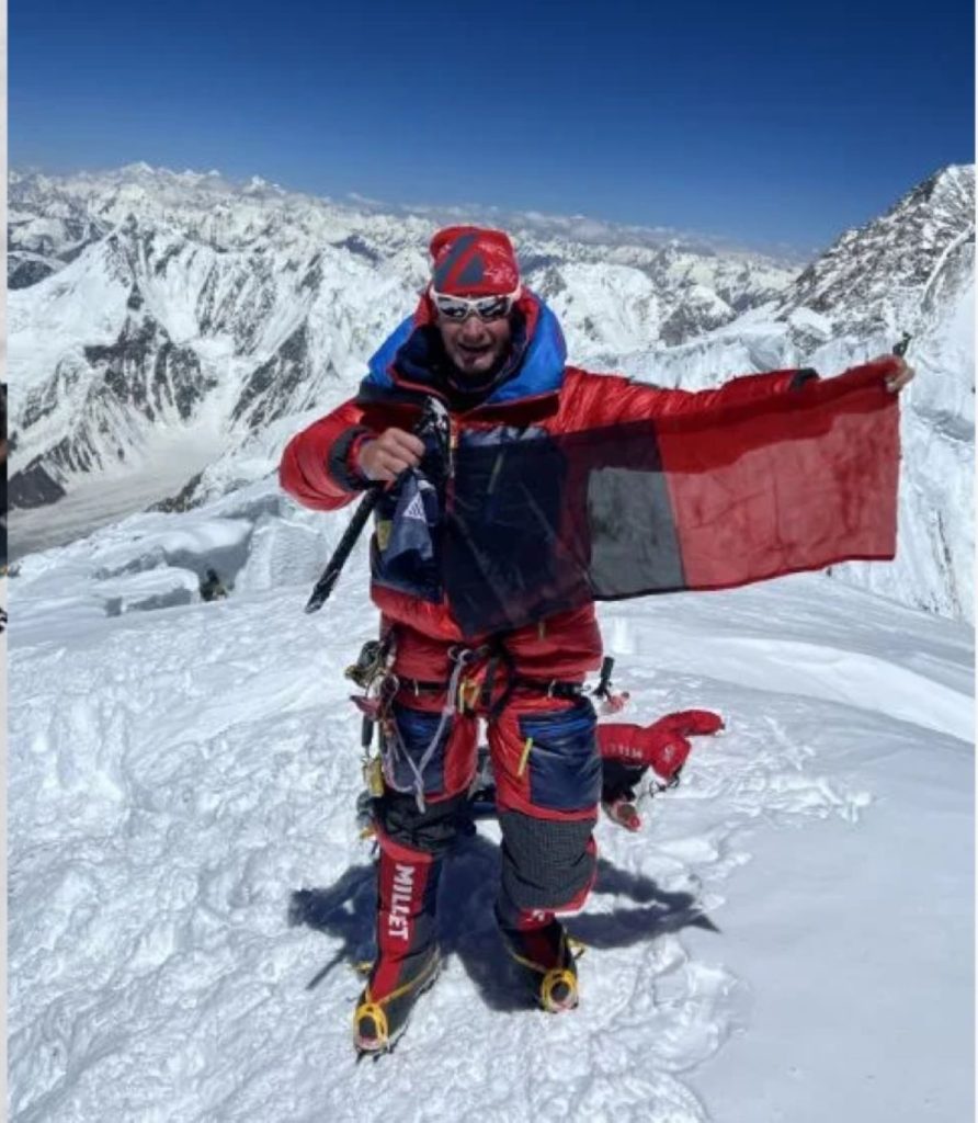 Marco Camandona in vetta con la bandiera della Valle d