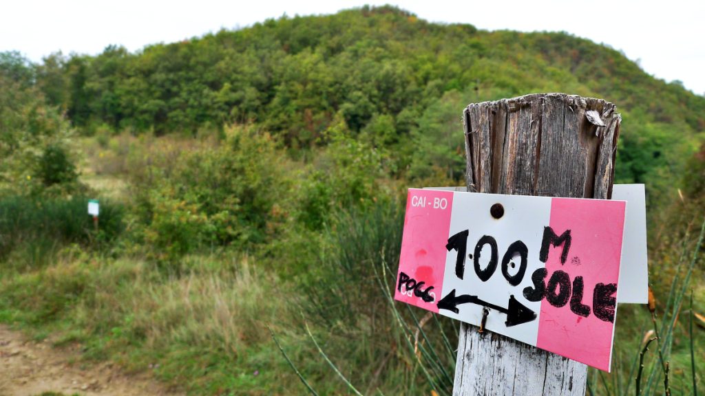 Monte Sole, cartello dei sentieri, foto Stefano Ardito