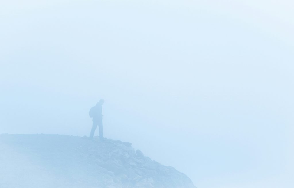 Nebbia e nuvole basse, Foto Isuru Ranashiha, Unsplash