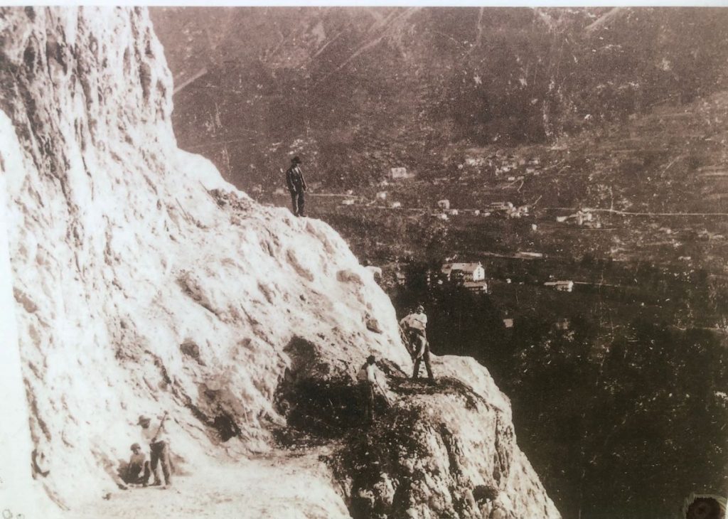 Operai al lavoro per scavare la galleria di Crepa