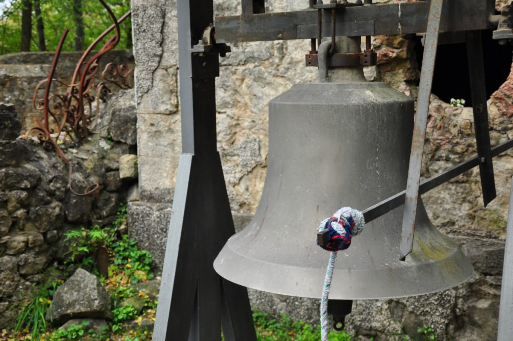 Parco di Monte Sole, la campana della chiesa di Casaglia, foto Stefano Ardito