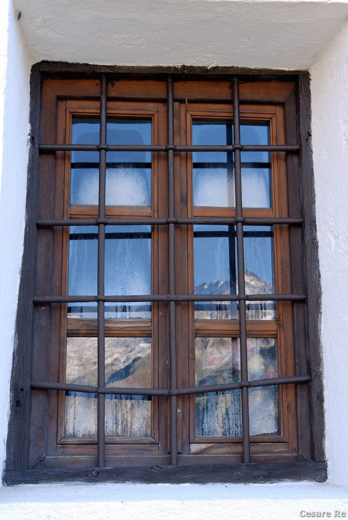 Riflessi su una finestra del Santuario. Foto Cesare Re