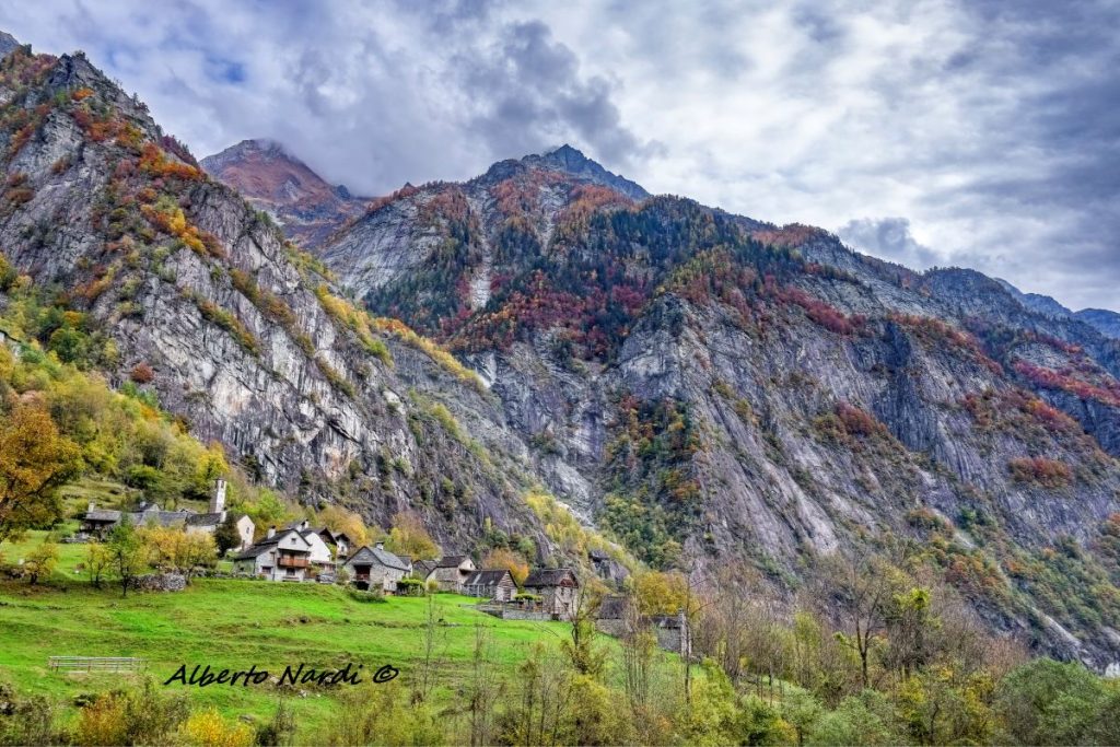 San Carlo Bavona sovrastato da Pizzo Castello (2807 m). Foto Alberto Nardi