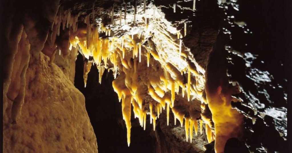 Stalattiti gialle nella Grotta del vento