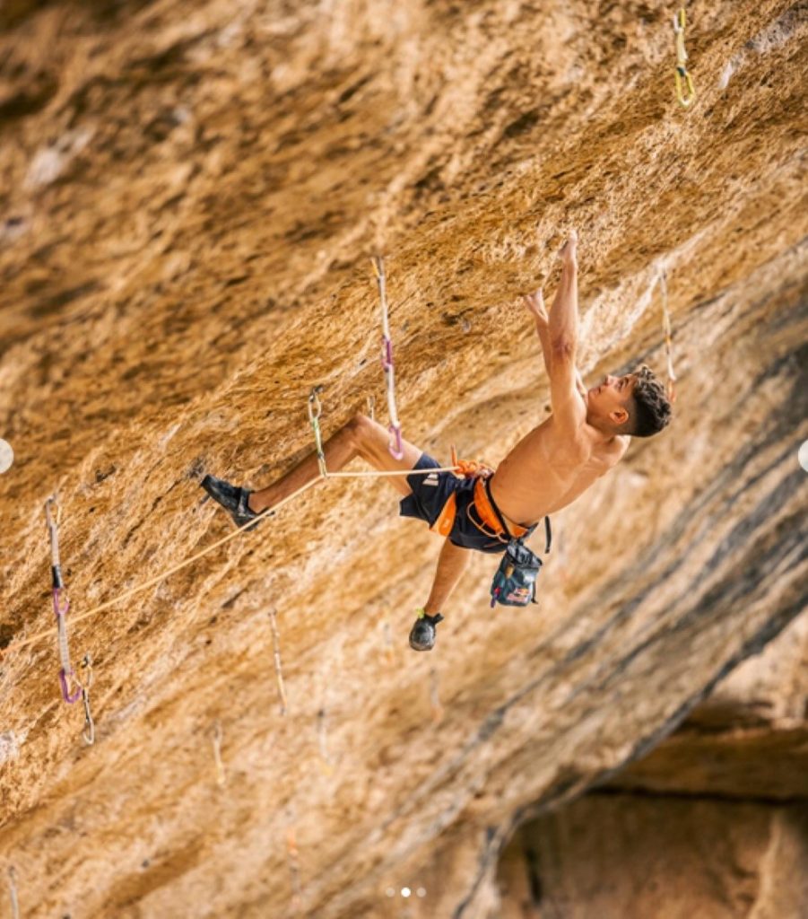 Un altro momento della salita. Foto @javipec, IG toby_climbing