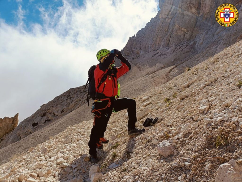 Una fase delle ricerche di Giorgio Lanciotti sulla Vetta orientale, foto SASA