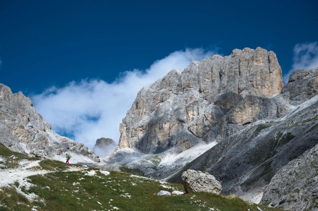 Verso il Passo Principe. Sullo sfondo il Catinaccio d