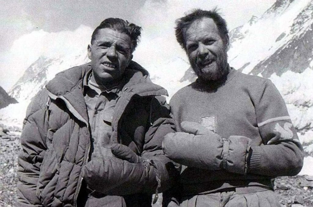 1954, Achille Compagnoni e Lino Lacedelli al ritorno al campo-base