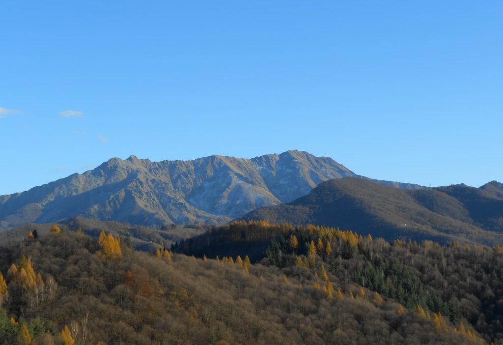 Bric Costa Rossa e Monte Besimauda, visti dal sentiero di salita. Foto Lorenzo Volpe