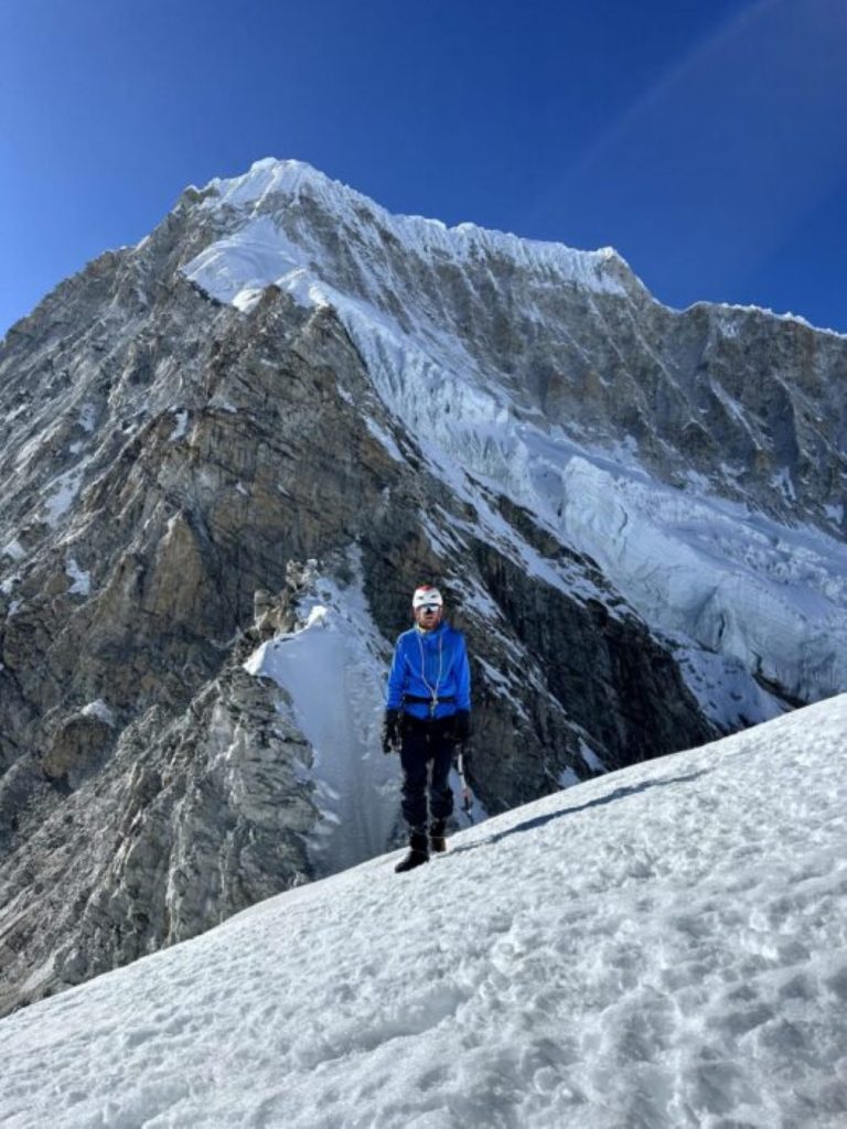 Dave Sharpe con la vetta principale del Takargo alle spalle. Foto di Connor Holdsworth