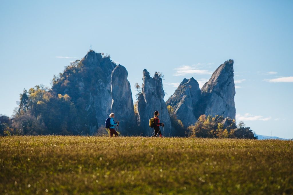 Escursionisti sul Cammino dell'Unione di fronte alla Rocca Malatina @camminodellunione.com
