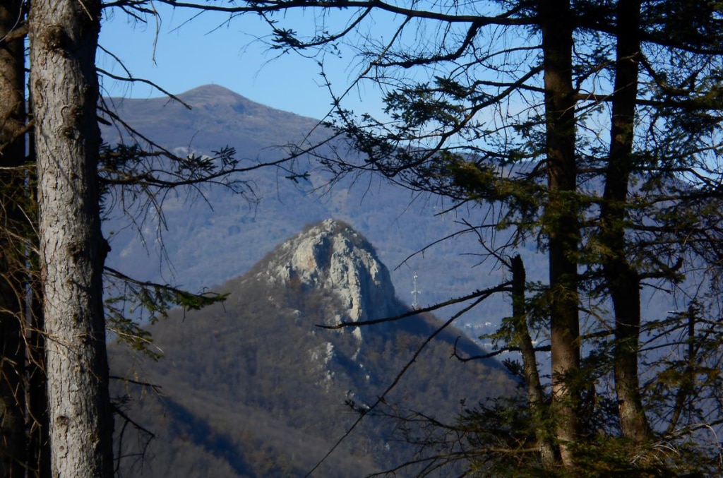Il Monte Pietra Ardena, visto dal sentiero che sale al Monte Galero. Foto Lorenzo Volpe