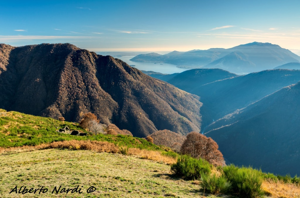 Il panorama sul Lago Maggiore e le Isole Borromee dall'Alpe Prà. Foto Alberto Nardi