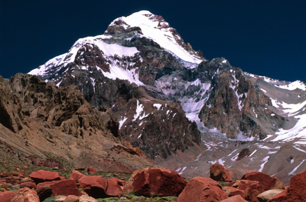 L'Aconcagua dalla zona del Campo Base @ Wikipedia