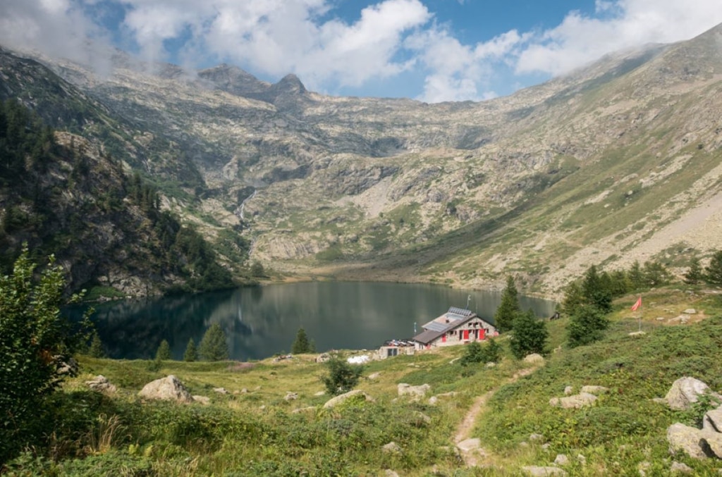La magnifica conca in cui sorge il rifugio Livio Bianco
