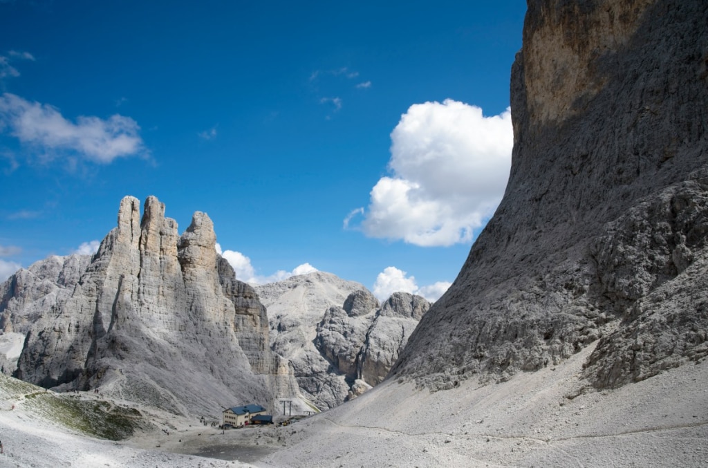 Le Torri del Vajolet e il Rifugio Re Alberto. Foto Umberto Isman