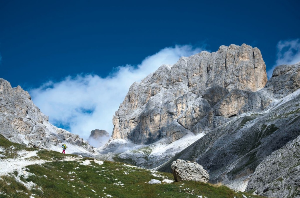 Verso il Passo Principe. Sullo sfondo il Catinaccio d'Antermoia. Foto Umberto Isman