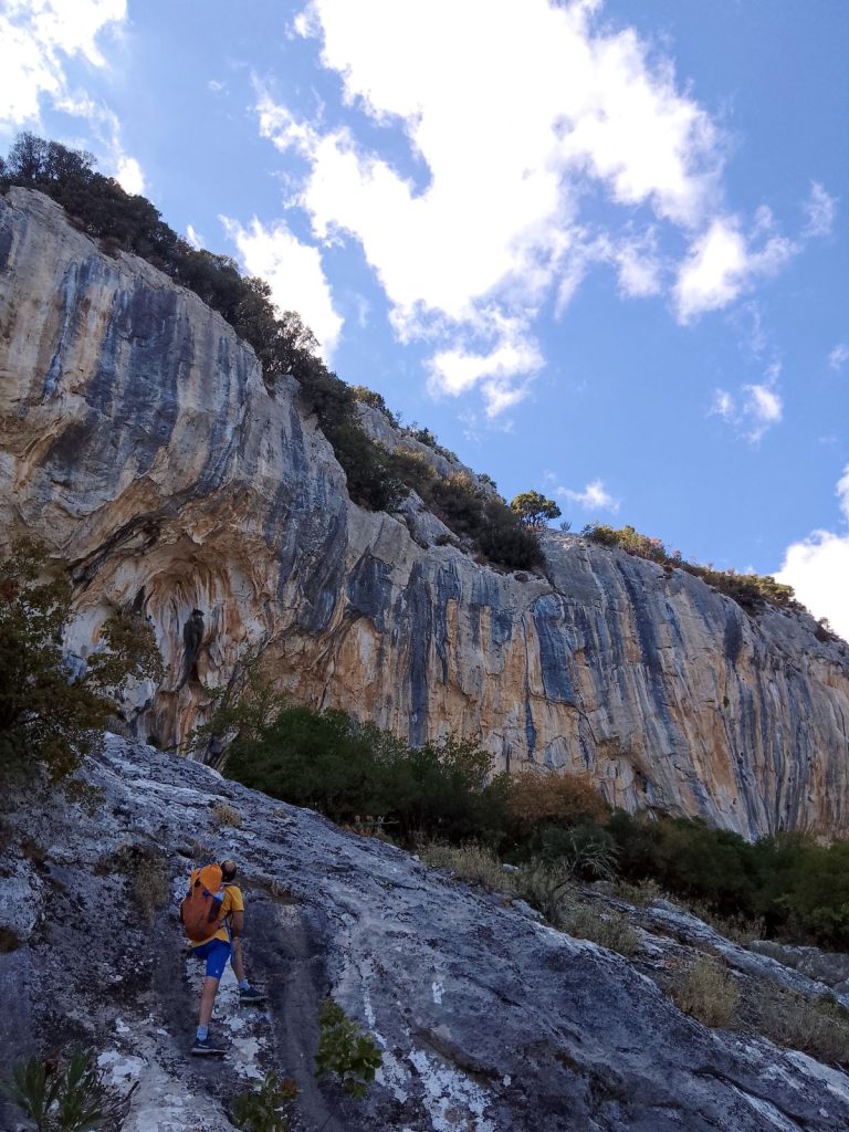 Ai piedi di Babala, la falesia più impegnativa di Kyparissi. Foto Marco Zanchetta